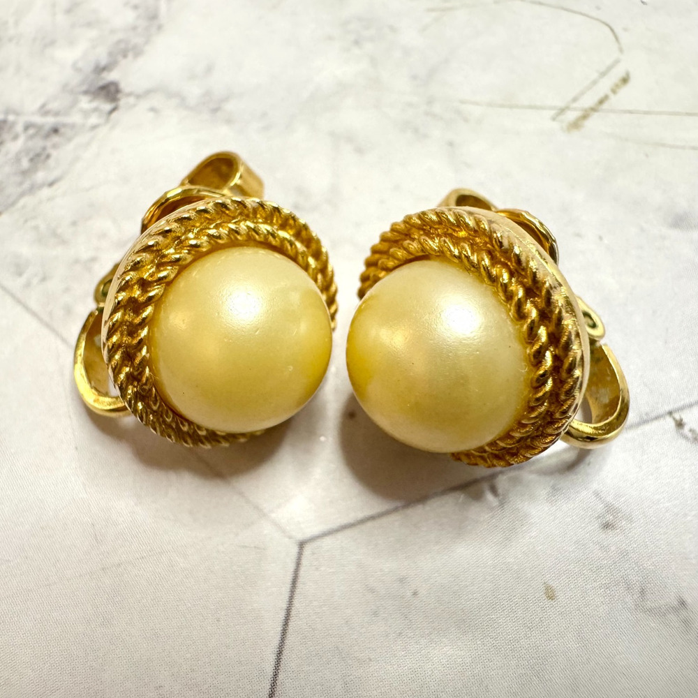 Vintage Crown Trifari Earrings Gold Tone Faux Pearl Signed Cabochon Clip On Rope